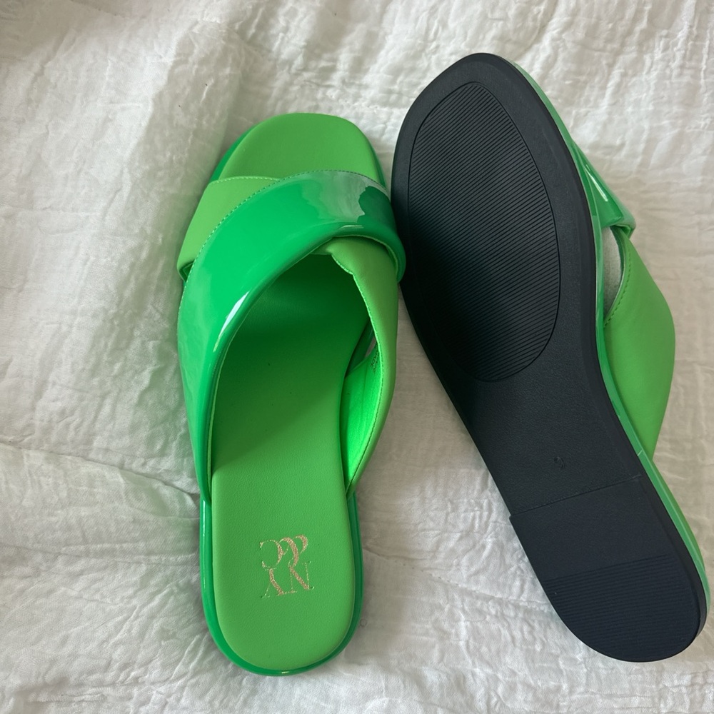 Green sandales , size 9.